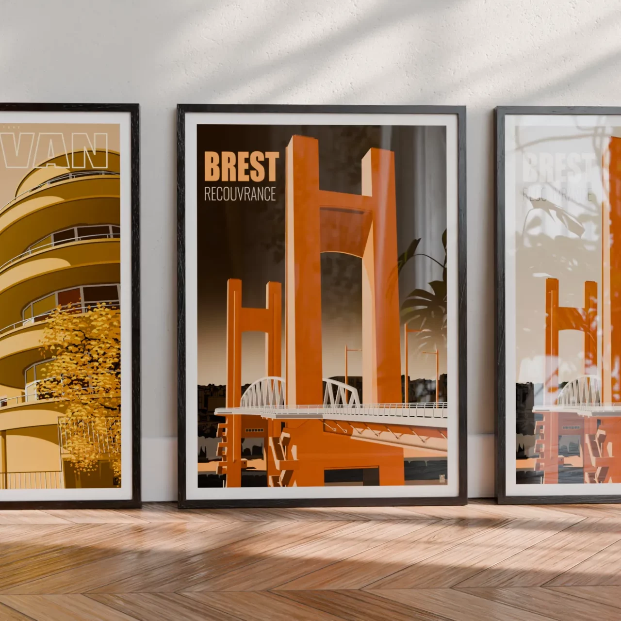 Affiches du pont de Recouvrance de Brest posées au sol dans un appartement parisien