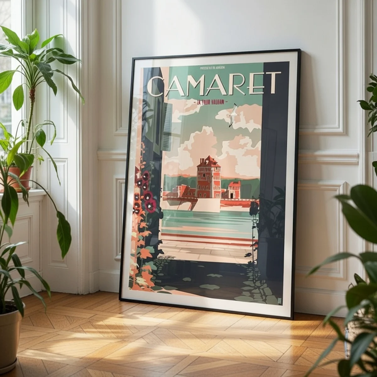 Décoration murale avec l'affiche de la Tour Dorée de Camaret-sur-Mer encadrée dans un intérieur classique d'un appartement type haussmannien lumineux - L'Affichologiste