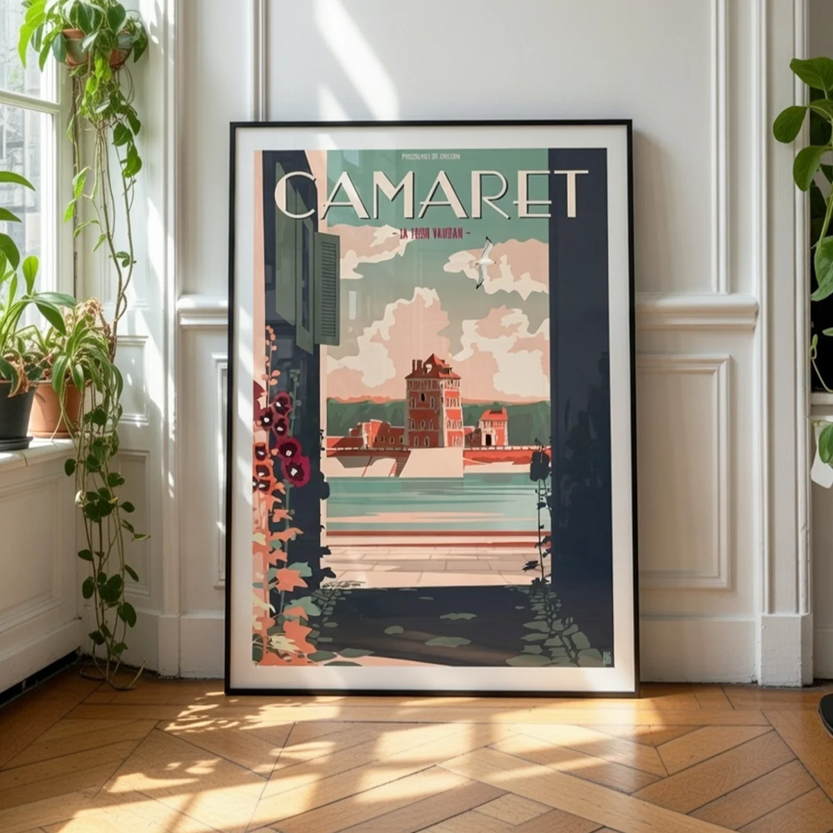 Décoration murale avec l'affiche de la Tour Dorée de Camaret-sur-Mer encadrée dans un intérieur classique d'un appartement type haussmannien - L'Affichologiste