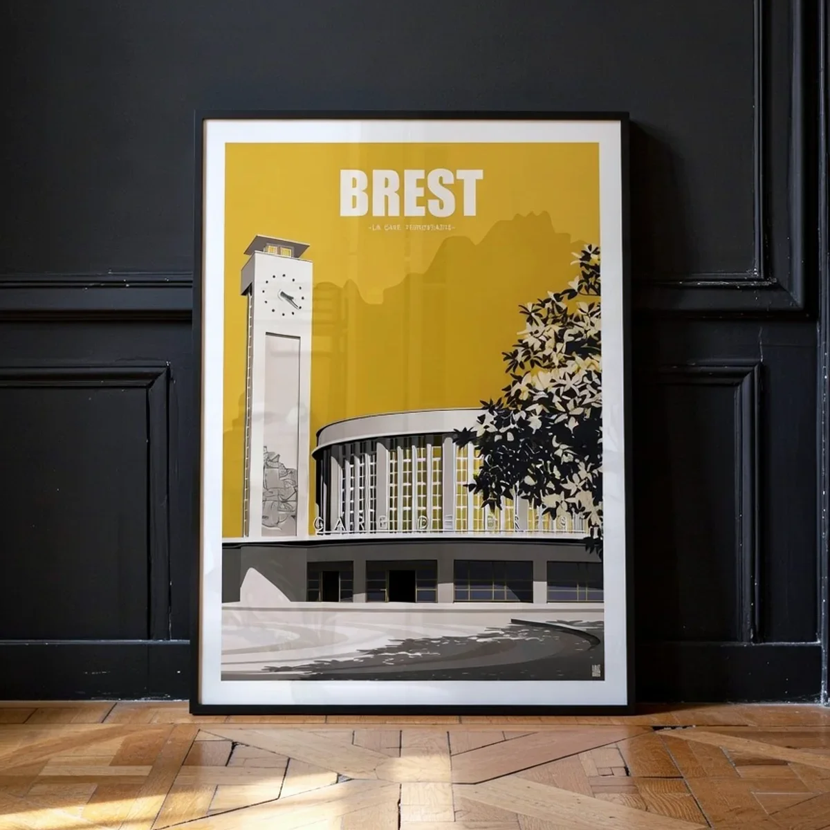 Décoration murale vintage avec l'affiche jaune de la Gare de Brest dans un intérieur moderne noir - L'Affichologiste