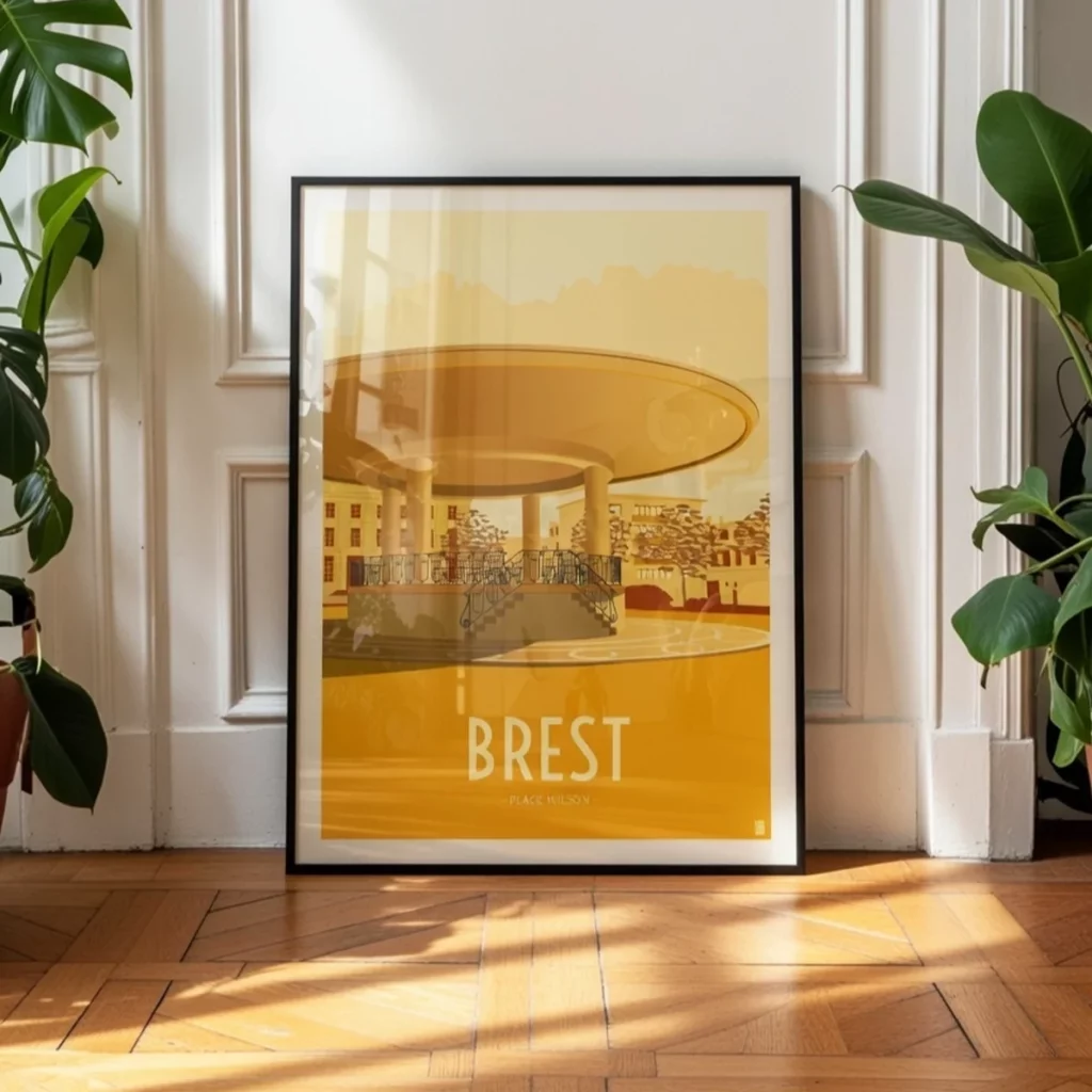 La place Wilson : l’esprit de la cité du Ponant dans une illustration graphique épurée Affiche de la place wilson Brest coloris ocre jaune dans un appartement parisien moderne et classique, ambiance lumineuse et raffinée - L'Affichologiste