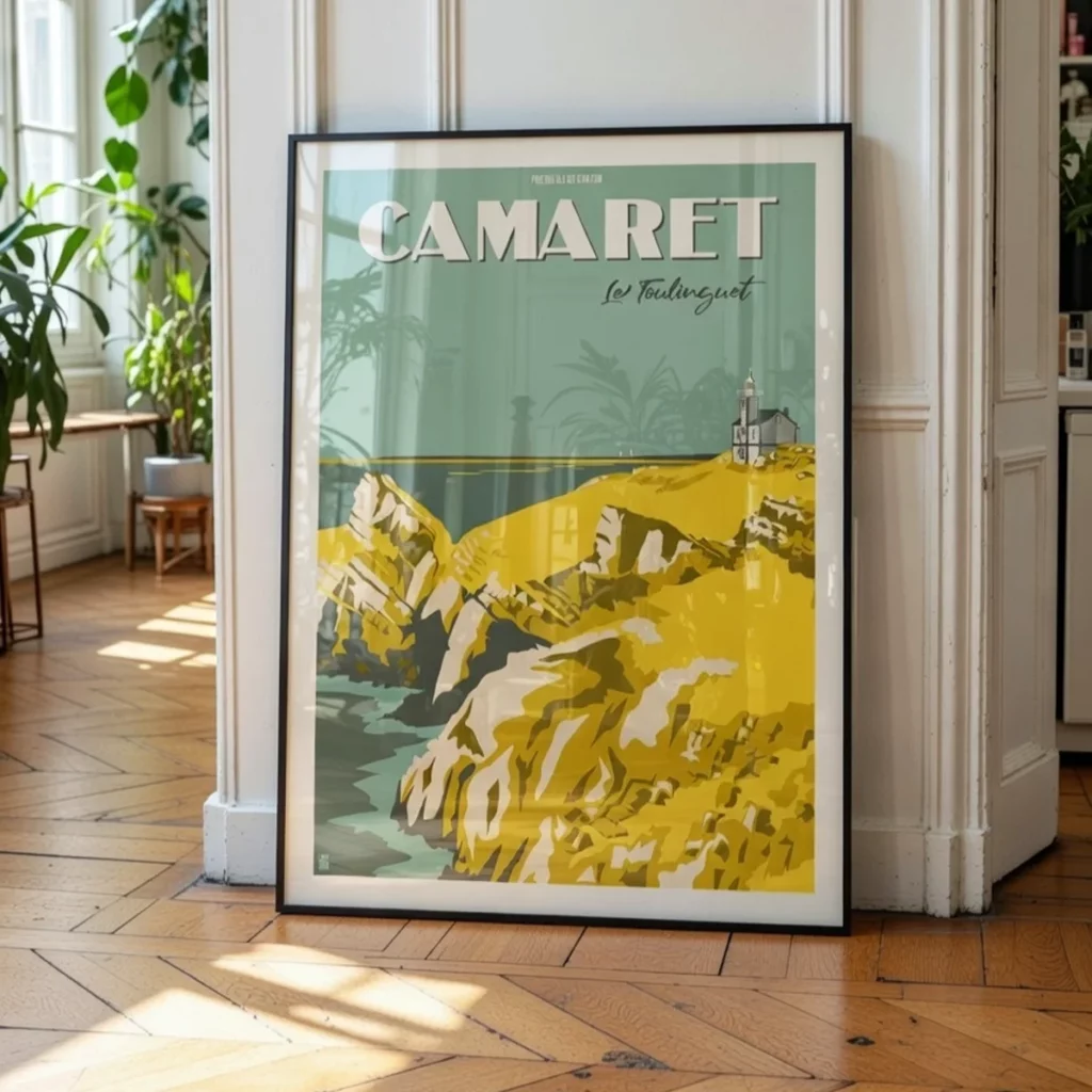 Affiche Pointe du Toulinguet Edition Céladon encadrée dans un salon à moulures type haussmannien moderne, ambiance lumineuse et chaleureuse - L'Affichologiste