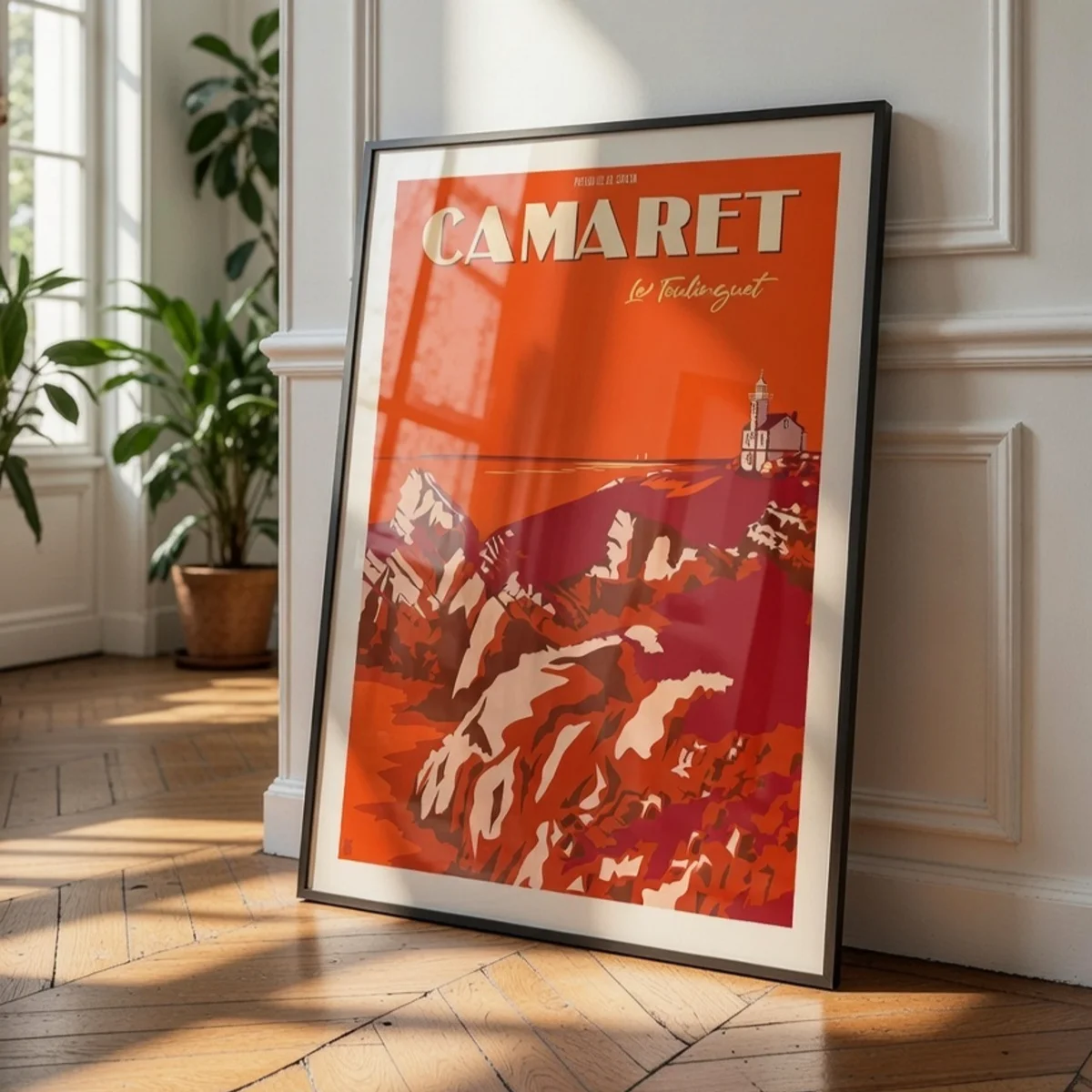 Décoration murale avec l'affiche Pointe du Toulinguet de L'Affichologiste, Edition Corail, encadrée dans un appartement moderne haussmannien.