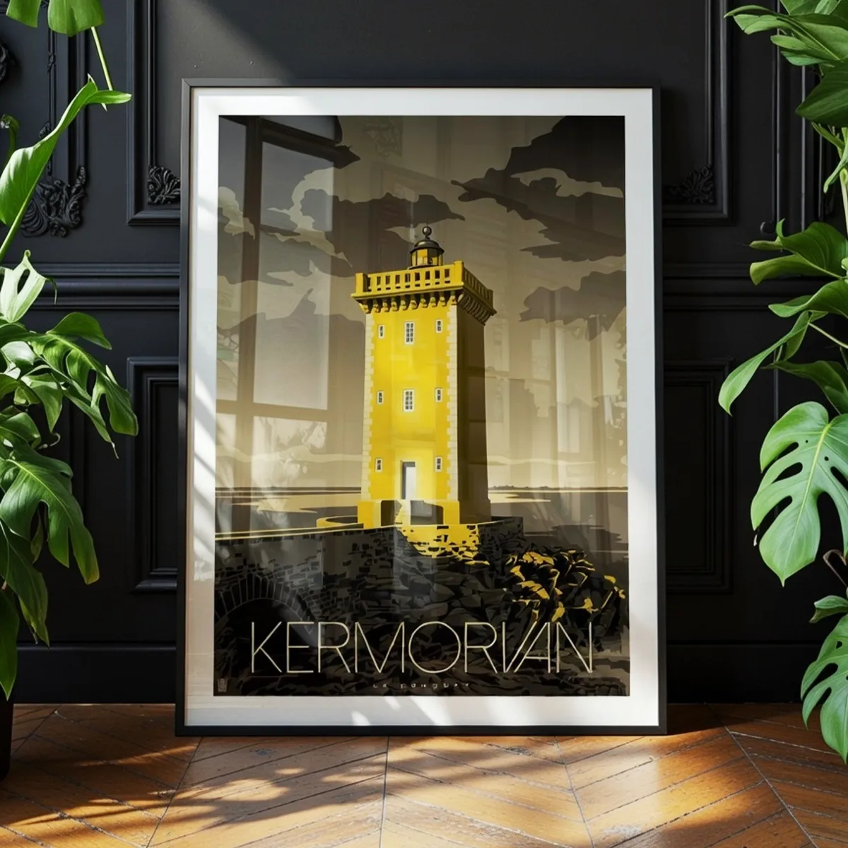 Affiche phare de Kermorvan Le Conquet encadrée dans une décoration de salon type classique haussmannien jungle black - L'Affichologiste